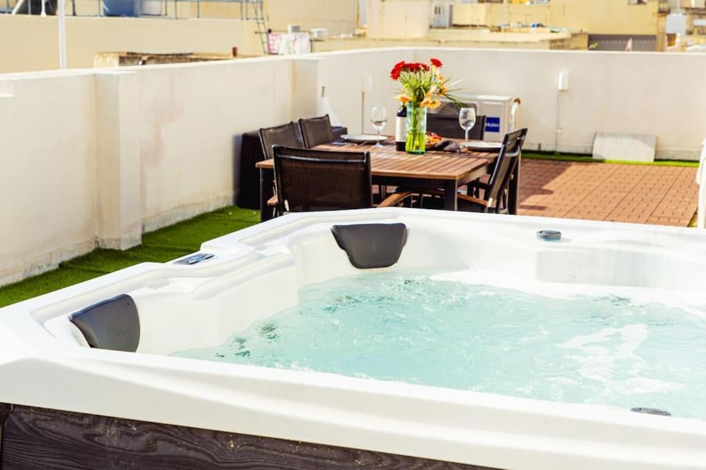 Luxury Designer Penthouse With Private Jacuzzi Apartman Sliema Kültér fotó